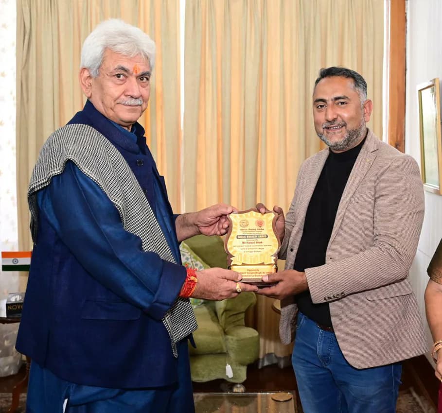 Shahjee Arts team with the Governor of Jammu & Kashmir